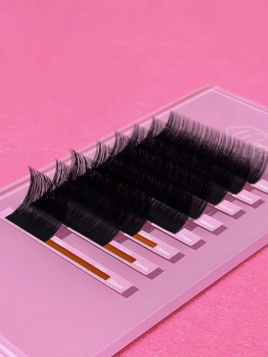 rzęsy do przedłużania na uchwycie do rzęs The Ultimate Lash Holder Wispy Kiki