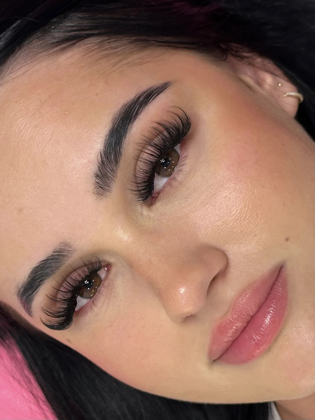 Gęsta stylizacja wispy z rzęs do przedłużania Wispy Kiki Essential Collection - zbliżenie na oboje oczu
