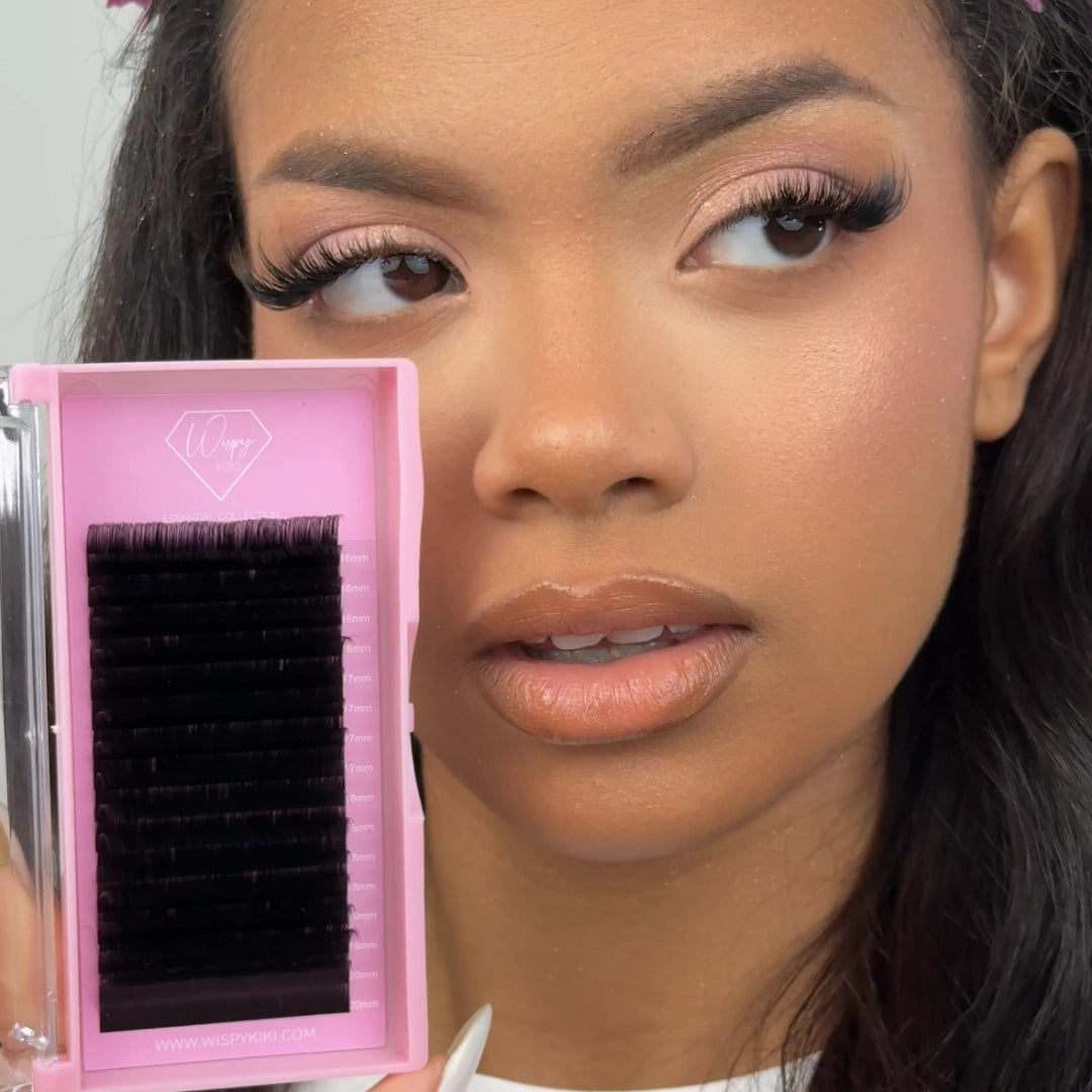 Modelka z rzęsami Wispy Kiki prezentuje pudełko rzęs Essential Collection