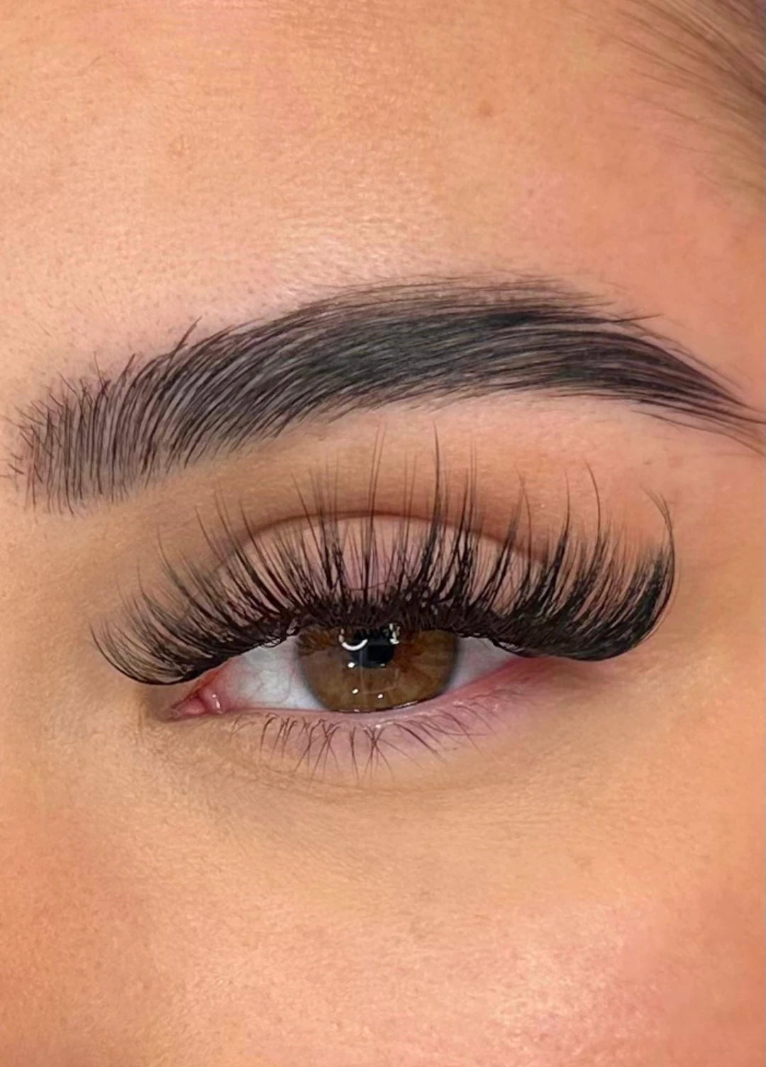 Rzęsy do przedłużania dla stylistek Wispy Kiki - stylizacja wispy z efektem Long Taper, zbliżenie na oko