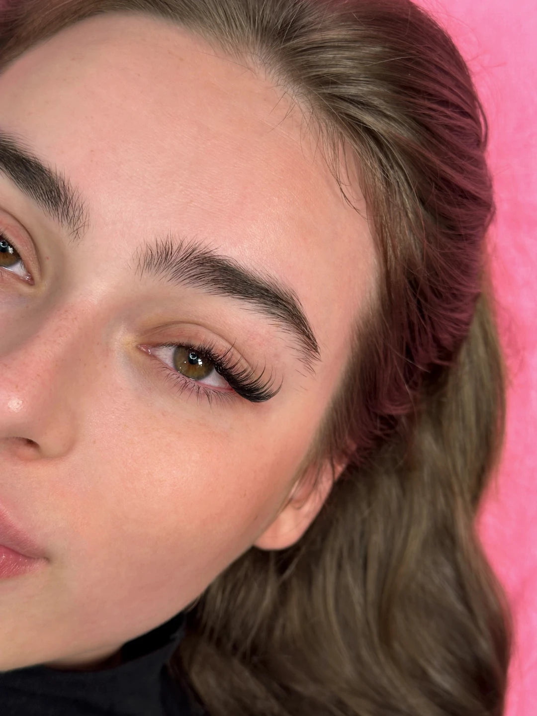 Delikatna stylizacja kocie oko z rzęs do przedłużania Wispy Kiki Essential Collection - zbliżenie na piwne oko